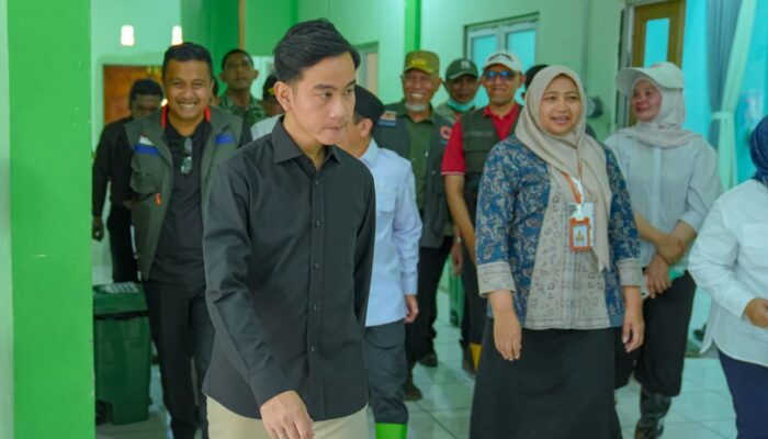 Wapres Gibran Jenguk Korban Galodo Solok yang Dirawat di RSUD Arosuka