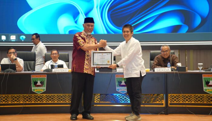 Gubernur Mahyeldi Serahkan Penghargaan kepada OPD Peraih Predikat A SAKIP 2026