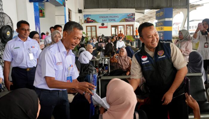 Semarak Hari Jadi ke-81 Sumatera Barat, KAI Divre II Sumbar bersama Dishub Provinsi Sumbar Sapa dan Apresiasi Pelanggan di Stasiun Padang