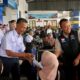Semarak Hari Jadi ke-81 Sumatera Barat, KAI Divre II Sumbar bersama Dishub Provinsi Sumbar Sapa dan Apresiasi Pelanggan di Stasiun Padang