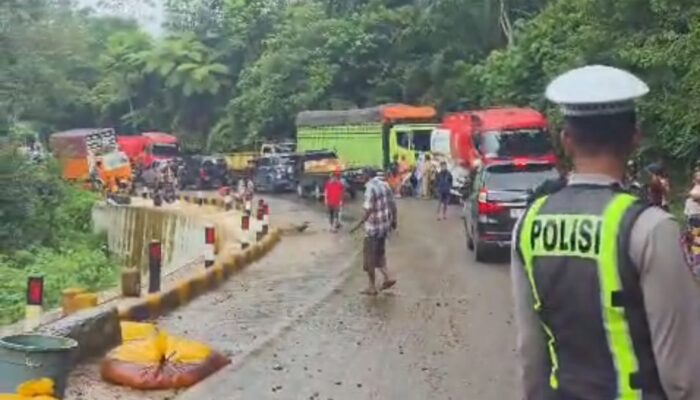 Truk CPO Terguling Tutup Badan Jalan, Dirlantas Polda Sumbar Kombes Pol H. M. Reza Chairul Akbar Sidiq Berlakukan Sistem Buka-Tutup