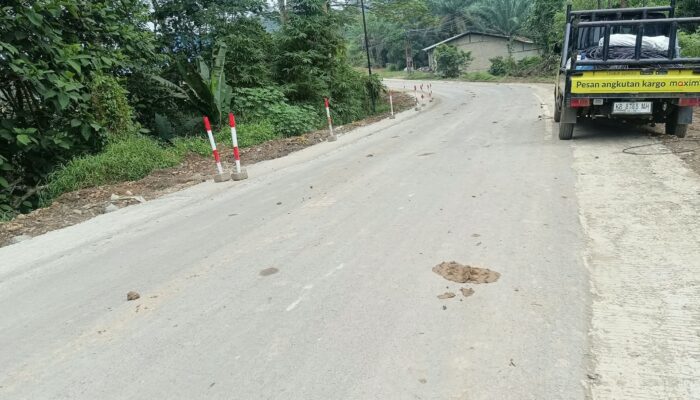 Kritik Keras Masyarakat Proyek Pelebaran Jalan di Bengkayang tanpa Papan Informasi