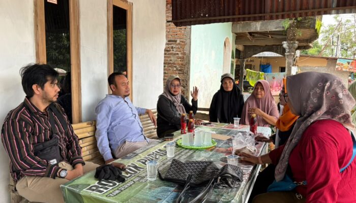 Rahmat Saleh Serahkan Bantuan Korban Banjir Lubuk Minturun Padang
