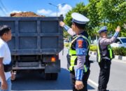 Satlantas Polresta Padang Sisir Bypass, Truk Parkir Sembarangan dan Muatan Pasir Tanpa Terpal Ditertibkan