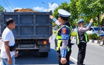 Satlantas Polresta Padang Sisir Bypass, Truk Parkir Sembarangan dan Muatan Pasir Tanpa Terpal Ditertibkan