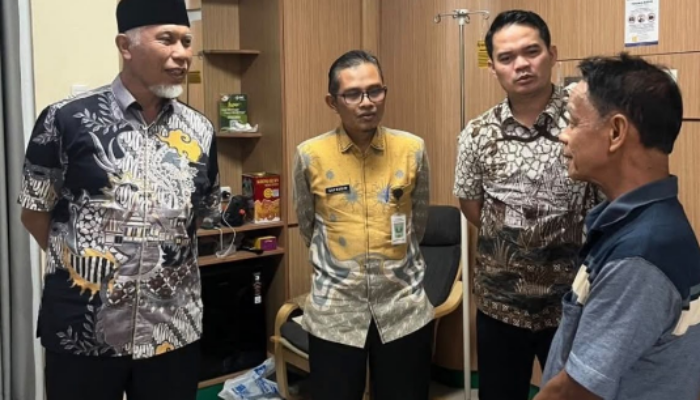 Mahyeldi Jenguk Ketua MUI Sumbar Pascakebakaran KMP Batumandi
