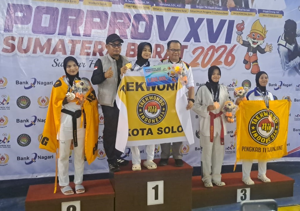 Foto : Nurul Adzkia. Atlet taekwondo Kota Solok itu sukses merebut medali emas nomor U57 kilogram putri (dok istimewa)